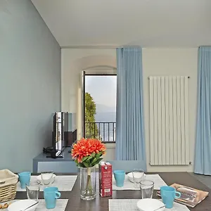 Apartment The And Blue Nest, Gargnano